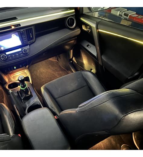 Vista notturna dell'abitacolo Toyota RAV4 con illuminazione LED totale