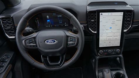 Dettaglio del cruscotto con sistema SYNC 4 e touchscreen da 13 pollici