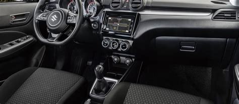 Interni della Suzuki Swift Hybrid con display infotainment