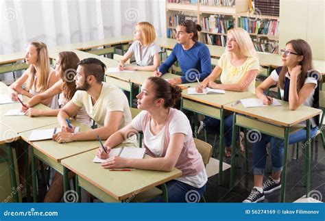 Scuola con studenti in aula