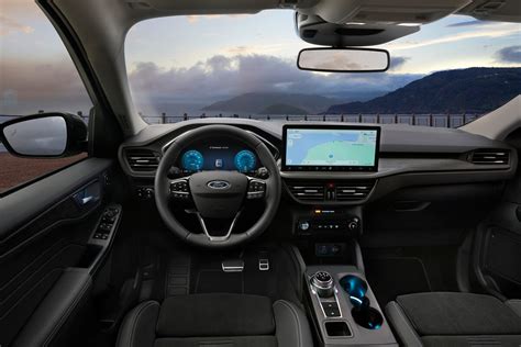 Interno di una Ford Kuga con focus sulla plancia e sui pannelli delle portiere