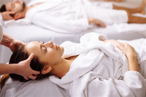 Coppia in una spa che gode di un massaggio