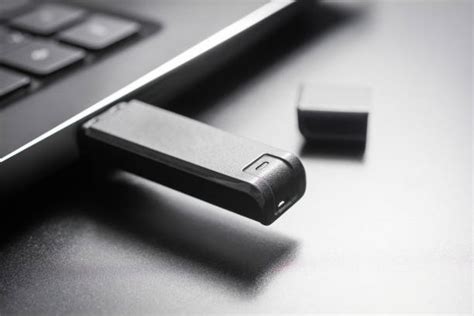 Chiavetta USB collegata a una porta USB dell'auto
