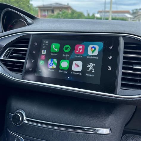 Schermata infotainment Peugeot con selezione musica