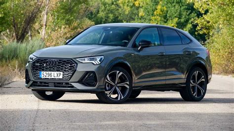 Audi Q3 40 TDI vista frontale su strada asfaltata