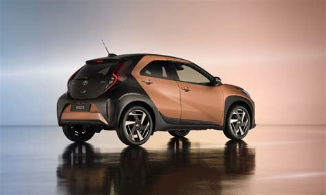 Toyota Aygo in officina con cofano aperto