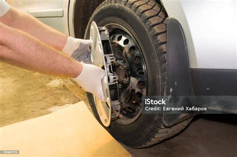 Meccanico che rimuove una ruota da un'auto