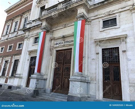 Edificio della Prefettura con bandiera italiana