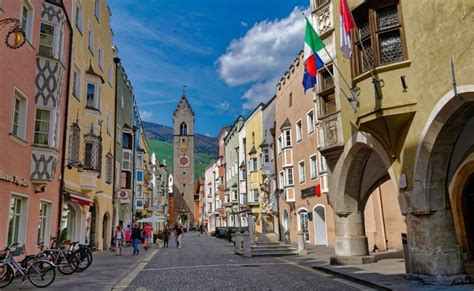 Veduta aerea di Vipiteno con il centro storico e le montagne circostanti