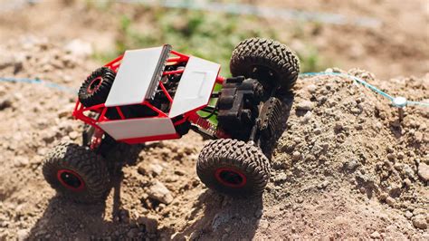 RC Rock Crawler in azione su un terreno roccioso