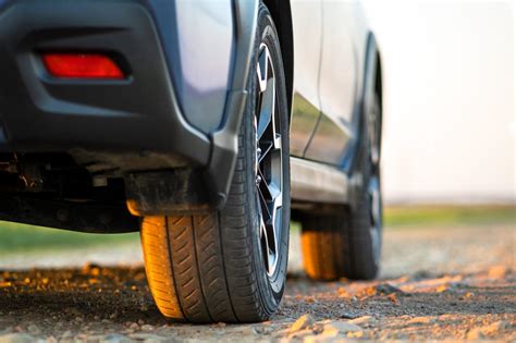 Illustrazione di un SUV con pneumatici in primo piano