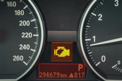 Cruscotto BMW con spia motore accesa