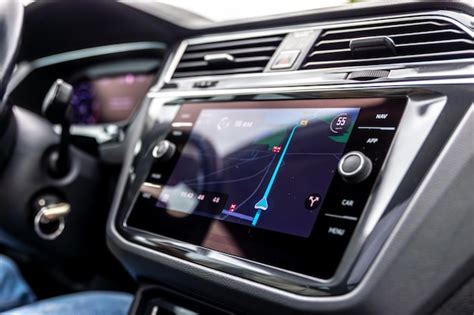Mappa con percorso di navigazione sul display dell'auto