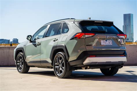 Toyota RAV4 2025 in contesto urbano