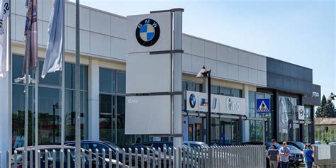 Interno concessionaria BMW con auto sportive