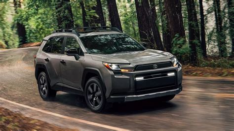 Toyota RAV4 in un paesaggio naturale