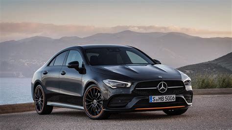 Mercedes-Benz CLA in un contesto urbano elegante