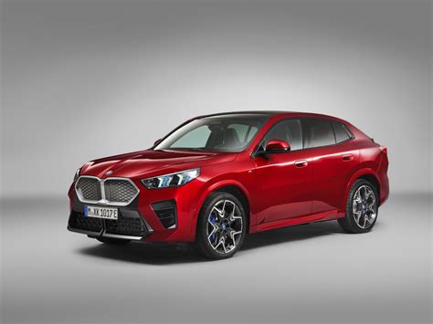 Nuova BMW iX2 in un ambiente urbano futuristico