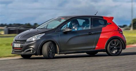 Peugeot 208 GTi in pista con dischi freno forati