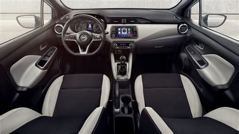 Interni Nissan Micra abitacolo e plancia