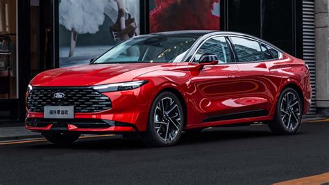 Ford Mondeo in strada con evidenziati i sensori di sicurezza