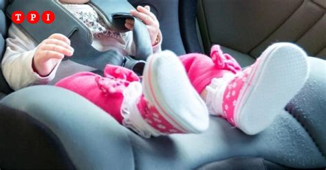 Bambino dimenticato in auto
