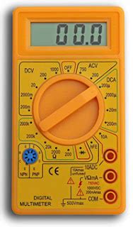 Persona che utilizza un multimetro per misurare la tensione di una batteria