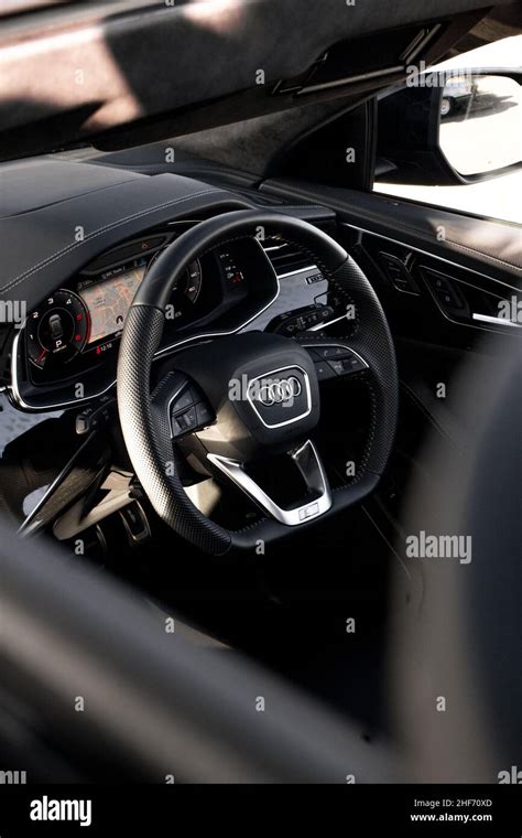 Interni di una moderna Audi con volante multifunzione e cruscotto digitale