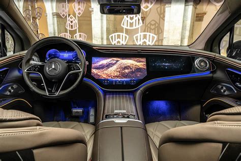 Interni moderni di un SUV con schermo touchscreen