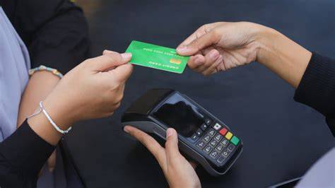 Smartphone che mostra una notifica SMS di una transazione con carta di credito