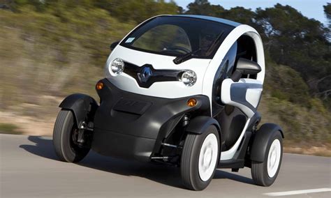 Vista laterale di una Renault Twizy con i suoi pneumatici