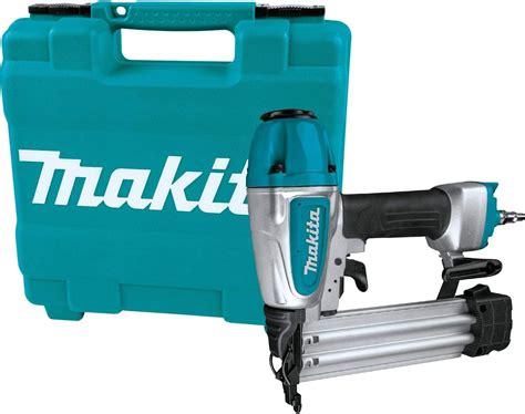 Groppinatrice pneumatica Makita AF506 in azione su legno