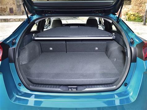 Toyota Prius bagagliaio aperto con oggetti