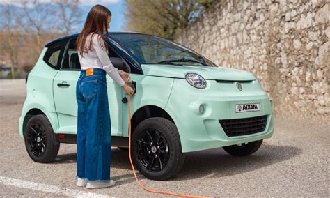 Minivettura AIXAM in ambiente urbano