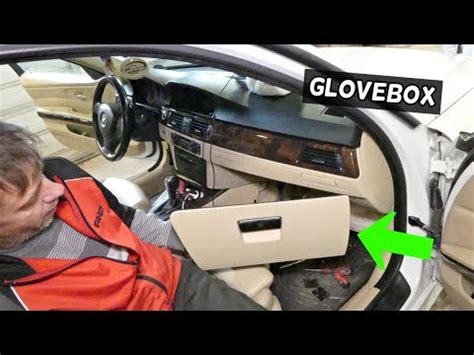 Dettaglio smontaggio cassetto portaoggetti e bulloni di fissaggio BMW E90
