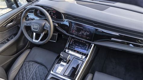Interni Audi Q7 con volante multifunzione