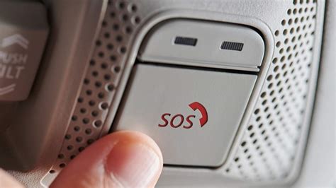 Icona SOS rossa e pulsante di assistenza nero su un pannello auto