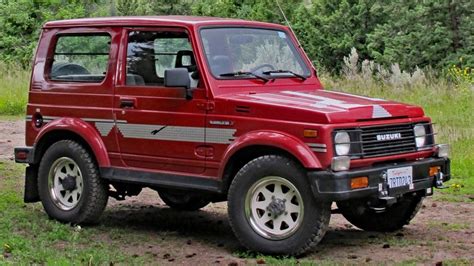 Suzuki 4x4 in azione su sterrato