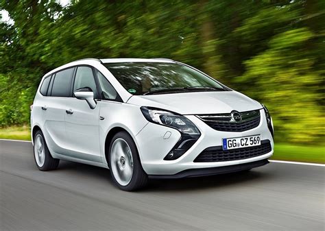 Opel Zafira Tourer in officina per manutenzione