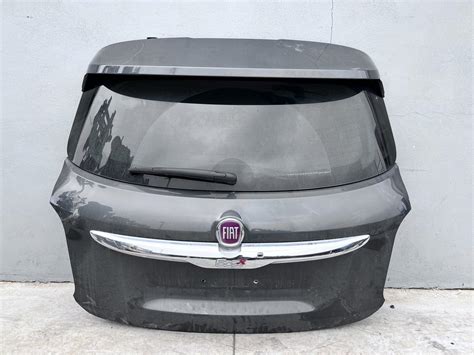 Dettaglio del posteriore della Fiat 500L con ampio portellone