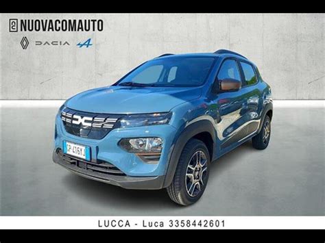Interno di un moderno concessionario Dacia con diversi modelli esposti