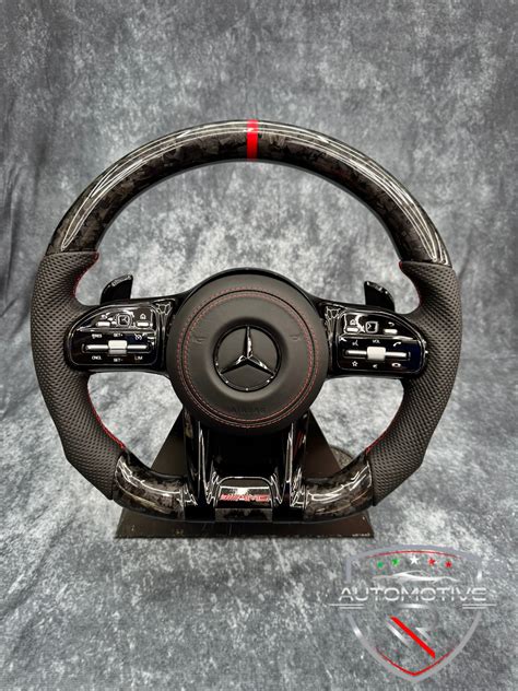 Volante sportivo con sezione tagliata