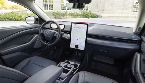 Ford Mustang Mach-E interni con display touchscreen