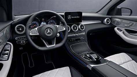 Interni Mercedes-Benz GLC Coupé Designo con finiture in pelle e legno