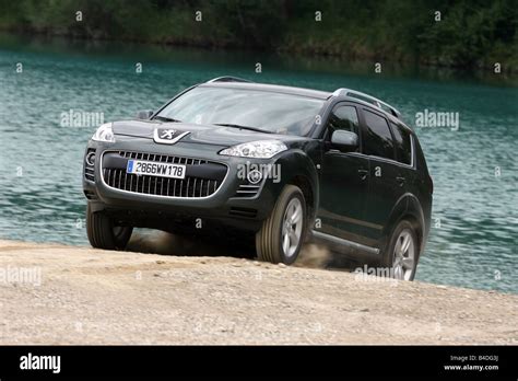 Peugeot 4007 frontale e posteriore