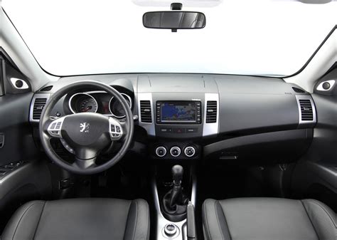 Peugeot 4007 interni lussuosi