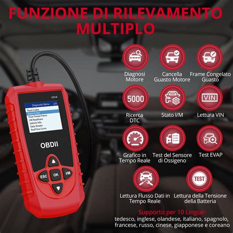 Meccanico che esegue la diagnosi su un motore con strumento OBD2