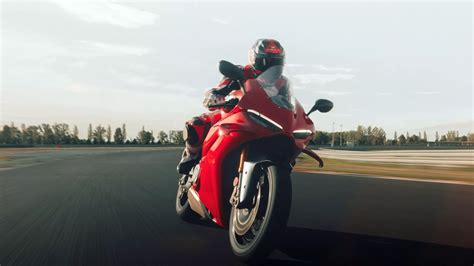 Motocicletta Ducati su una pista da corsa