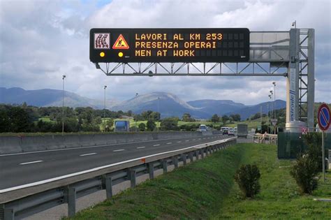 Pannelli a messaggio variabile in autostrada