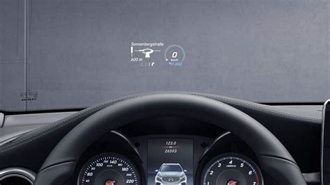 Dashboard virtuale con funzionalità di assistenza alla guida della Mercedes-Benz GLC